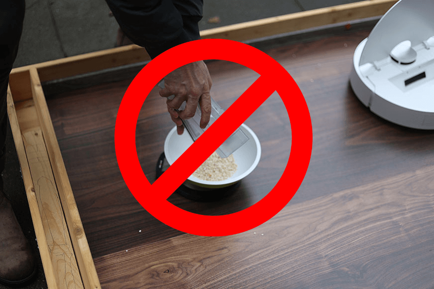 На рисунке показано, что при использовании робота-пылесоса Dreame со станцией самоочистки мобильный пылесборник больше не опорожняется вручную.